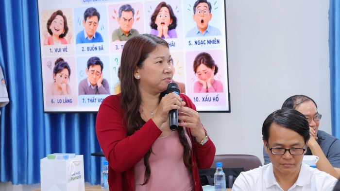  Nhiều phụ huynh lo lắng, bối rối khi biết con bắt đầu có tình cảm, không biết nên ứng xử thế nào để vừa bảo vệ con, vừa giữ được sự tin tưởng giữa hai bên. Ảnh: BTC.