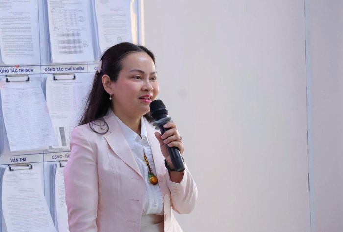  Bác sĩ Cửu Nguyễn Thiên Thanh khuyến cáo cha mẹ cần chủ động trang bị cho con kiến thức về tình dục an toàn và sức khỏe sinh sản để phòng tránh những rủi ro khi bước vào tuổi yêu. Ảnh: BTC.