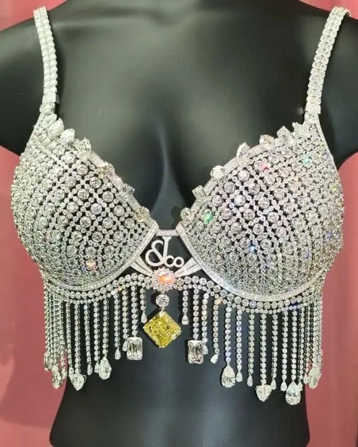 Mẫu Fantasy Bra trị giá 50 triệu USD do nhà kim hoàn nổi tiếng Jacob & Co. thiết kế. Ảnh: Jacob & Co.