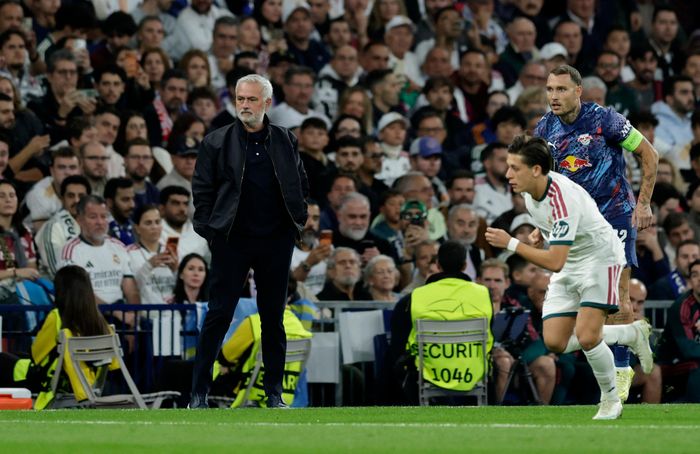  Mourinho từng bất lực chứng kiến Real Madrid thua Barcelona 0-5 tại Camp Nou vào tháng 11/2010. 