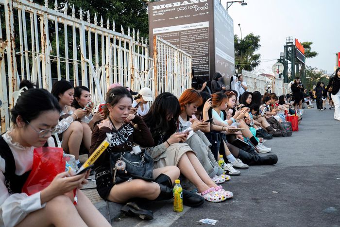  Trước đó, trong concert ngày 1, nhiều khán giả ra sân với mong muốn mua lại vé từ cánh phe vé nhưng vì giá quá cao nên ngậm ngùi ngồi ở bên ngoài sân vận động. Không ít nhóm khán giả đã tụ họp lại, hát vang phía ngoài sân, "quẩy" cùng thần tượng. 