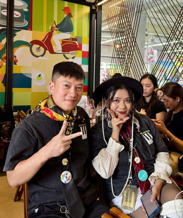  Anh Phong (Hà Nam) và chị Dương (Gia Lai) có mặt tại sân Mỹ Đình từ sớm để chờ check-in vào sân tham gia concert. BigBang từng tổ chức concert ở Việt Nam nhiều năm trước, nhưng thời điểm đó họ bỏ lỡ nên lần này quyết tâm phải tham gia. Cả hai cho biết đã ra sân trong ngày đầu tiên nhưng không săn được vé nên chỉ có thể vào sân ở ngày thứ 2, với cặp vé Gold VIP Package do một người quen nhượng lại. 