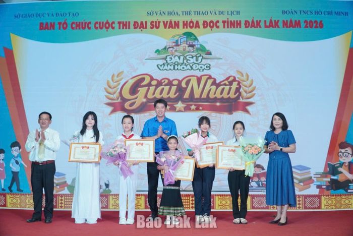  Các em học sinh đoạt giải Nhất Cuộc thi Đại sứ Văn hóa đọc tỉnh Đắk Lắk năm 2026. 