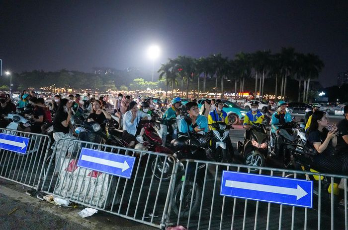 Nhiều tài xế công nghệ đứng xếp hàng chờ đợi phía bên ngoài khu vực sân vận động để đón khách.