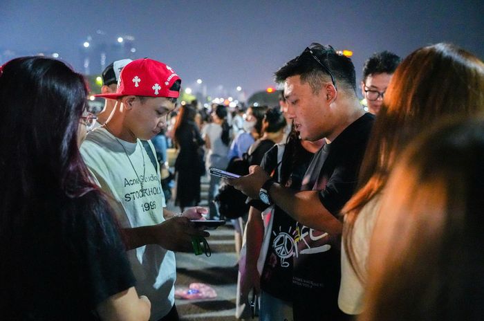 Một khán giả chấp nhận mua cặp vé DIAMOND VIP với mức giá 40 triệu đồng để được vào sân thưởng thức đêm diễn. Giao dịch được thực hiện sau nhiều lần cò cưa với những người bán.