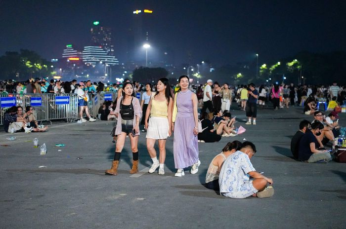 30 phút kể từ khi concert diễn ra, nhiều người đã bỏ về trong nỗi thất vọng. Khu vực phía ngoài sân vận động Mỹ Đình cũng thưa thớt người hơn, hầu hết chỉ còn lại những nhóm nhỏ đứng nghe nhạc, hay tụ tập ăn uống và đợi xe đưa đón.