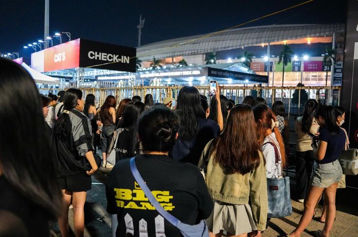 Thời điểm concert chính thức diễn ra, hàng trăm khán giả không mua được vé chấp nhận đứng ngoài sân. Nhiều người đứng chụm lại, thậm chí cố rướn qua các hàng rào để theo dõi concert từ phía bên ngoài. Một số khác theo dõi đêm diễn của BigBang thông qua các livestream trên mạng xã hội.