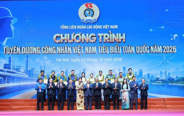 Các đại biểu chụp ảnh cùng 10 công nhân Việt Nam tiêu biểu toàn quốc năm 2026