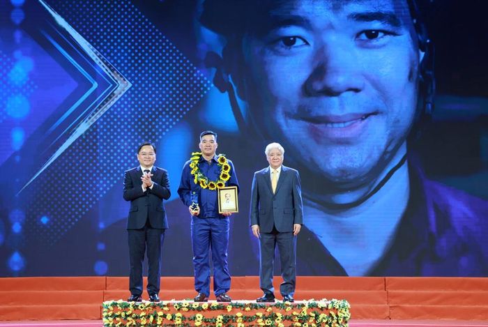Ủy viên Bộ Chính trị, Phó Chủ tịch Thường trực Quốc hội Đỗ Văn Chiến và Ủy viên Trung ương Đảng, Chủ tịch Tổng LĐLĐVN Nguyễn Anh Tuấn trao biểu trưng của chương trình cho anh Phạm Đình Duẩn - Công ty Cổ phần Than Vàng Danh - Vinacomin (Công đoàn Than - Khoáng sản Việt Nam)