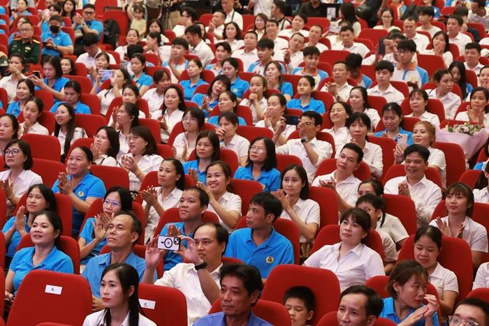 Đông đảo cán bộ công đoàn, người lao động tham dự chương trình