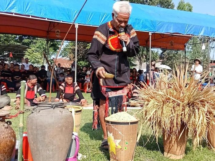 Thầy cúng Rô Bhak thực hiện nghi thức cúng lúa mới