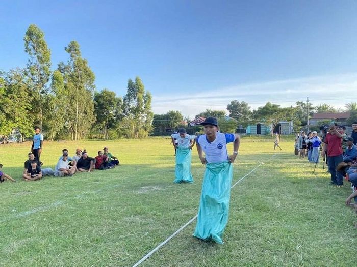 Mọi người cùng hòa vào các hoạt động thể thao, trò chơi dân gian tại ngày hội