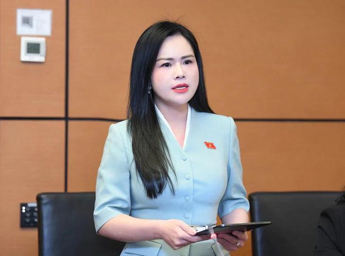 Đại biểu Nguyễn Thị Thanh Bình, đoàn Hưng Yên, góp ý về trách nhiệm bảo đảm an toàn thực phẩm tại phiên thảo luận ngày 24.10