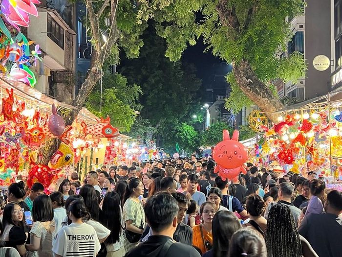 Hà Nội phát triển kinh tế đêm gắn với phố đi bộ, ẩm thực và các hoạt động văn hóa, mở rộng trải nghiệm cho người dân và du khách. Ảnh: Tuấn Đông