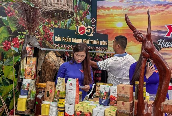 Không gian trưng bày của các xã tại lễ hội 100 năm cà phê Khe Sanh