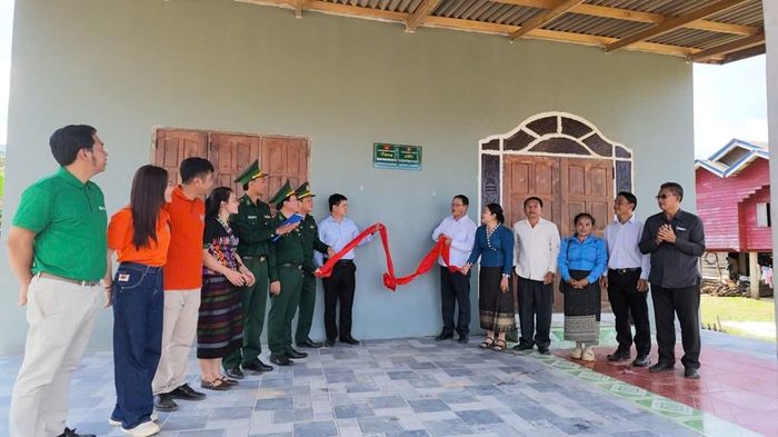 Cắt băng khánh thành và trao tặng