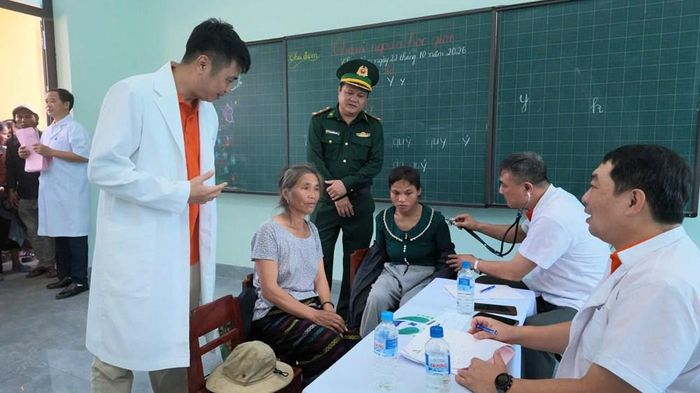Đoàn thiện nguyện “Theo dấu chân bác sĩ” thăm khám sức khỏe cho bà con sinh sống hai bên biên giới tại cột mốc 591