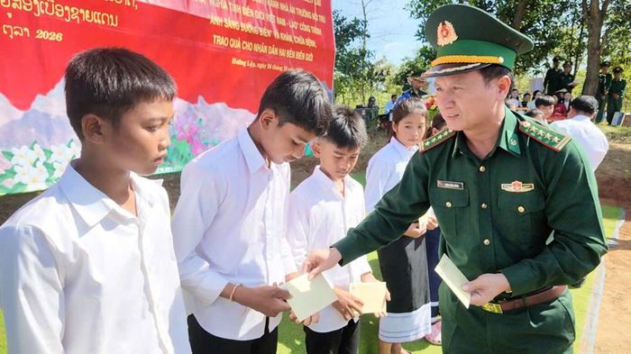 Trao tặng học bổng cho các em học sinh khó khăn đang theo học tại Trường PTDT nội trú La Cồ