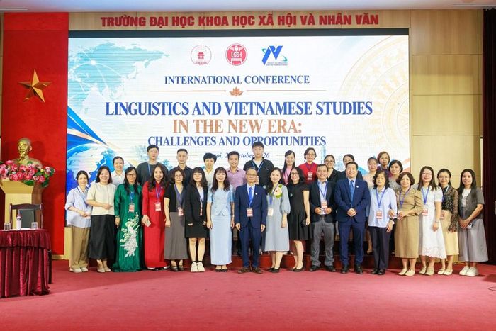 Các đại biểu tham dự Hội thảo khoa học quốc tế “Ngôn ngữ học và Việt Nam học trong kỉ nguyên mới: Thách thức và cơ hội”. Ảnh: BTC