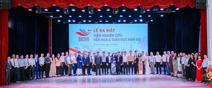 Đại biểu chụp ảnh lưu niệm