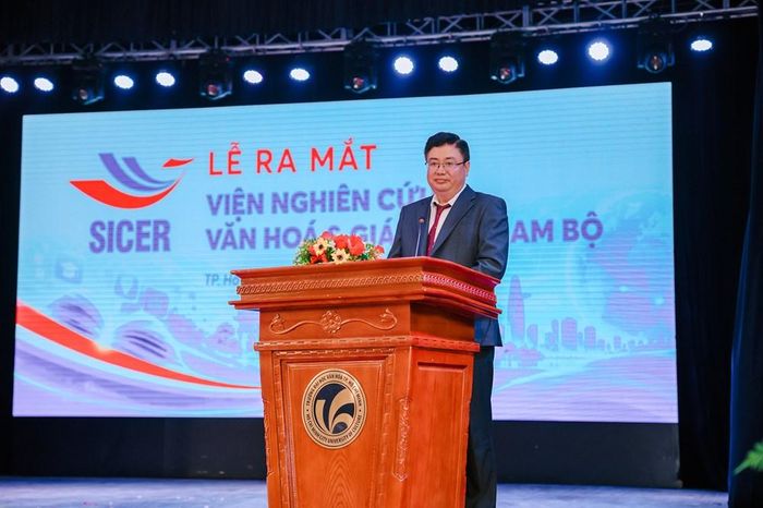 TS Trần Quốc Hoàn, Chủ tịch Hội đồng sáng lập, Viện trưởng SICER chia sẻ mục tiêu và định hướng hoạt động của Viện Nghiên cứu Văn hóa và Giáo dục