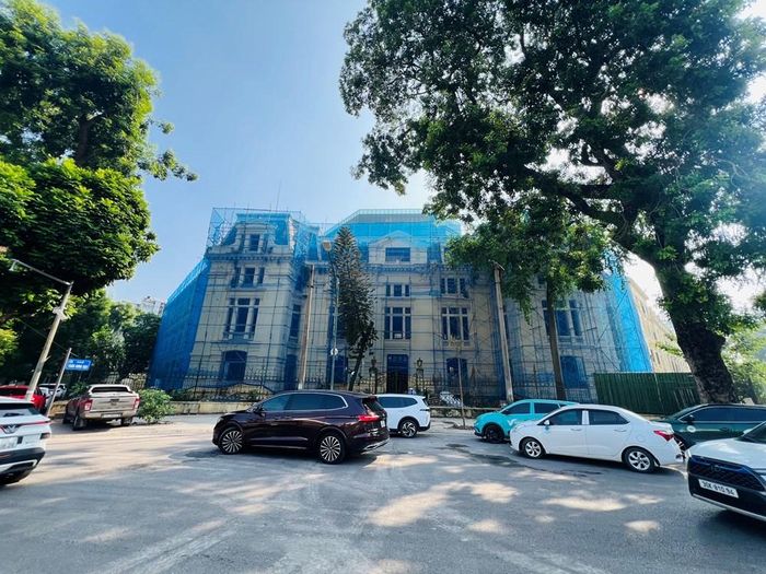 Nghiên cứu tại Hà Nội giai đoạn 2020-2024 cho thấy không gian xanh có thể giảm nhiệt độ bề mặt mùa hè tới 2,14°C trong phạm vi 100m, với hiệu quả làm mát suy giảm theo khoảng cách. Ảnh: Tuấn Đông