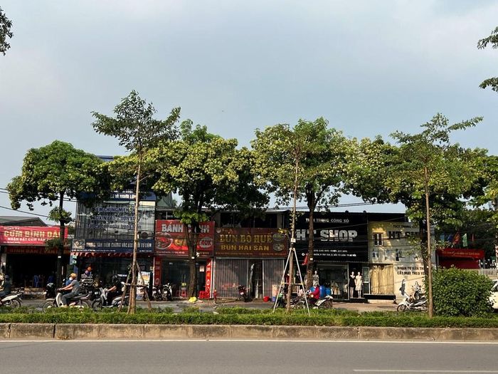 Nắng nóng kéo dài ảnh hưởng sinh hoạt, đi lại và sức khỏe người dân, đặc biệt tại những khu vực thiếu bóng mát. Ảnh: Tuấn Đông