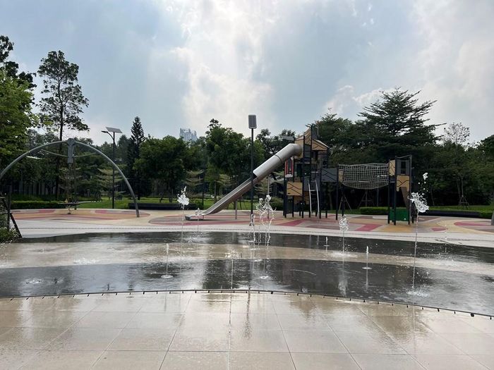 Đài phun nước và các giải pháp làm mát cục bộ khó thay thế hệ thống cây xanh, mặt nước và hạ tầng xanh đồng bộ trong đô thị. Ảnh: Tuấn Đông