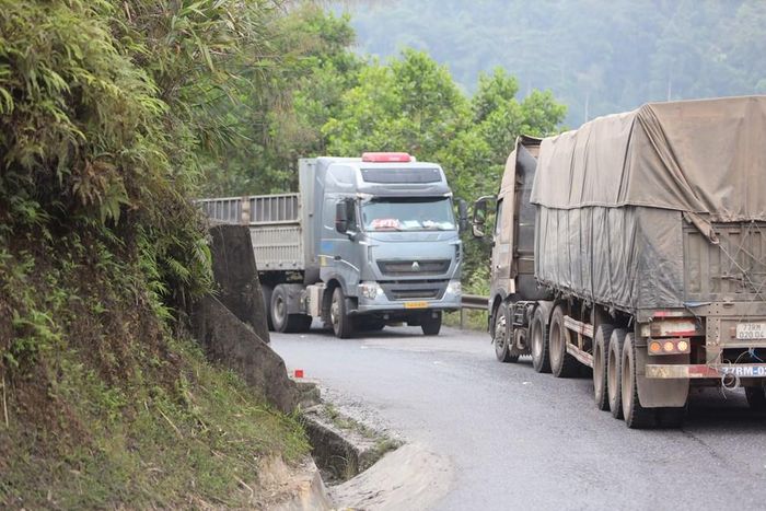 Quốc lộ 49 có nhiều đèo quanh co, độ dốc lớn và nhiều điểm cua nhỏ hẹp khuất tầm nhìn gây nguy cơ mất an toàn giao thông. Ảnh: V.T