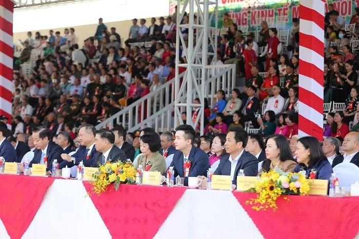 Các đại biểu và nhân dân dự lễ kỷ niệm 50 năm thành lập Vùng kinh tế mới Hà Nội tại Lâm Đồng