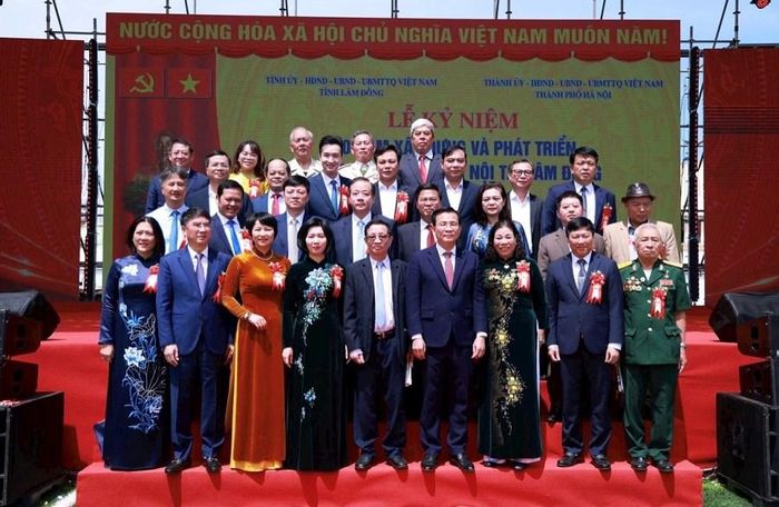Lãnh đạo 2 địa phương và các đại biểu tham dự Lễ kỷ niệm chụp ảnh lưu niệm