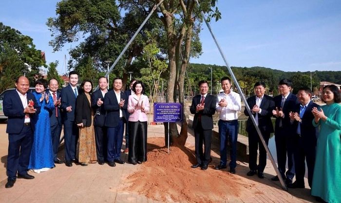 Lãnh đạo TP. Hà Nội và tỉnh Lâm Đồng trồng cây lưu niệm