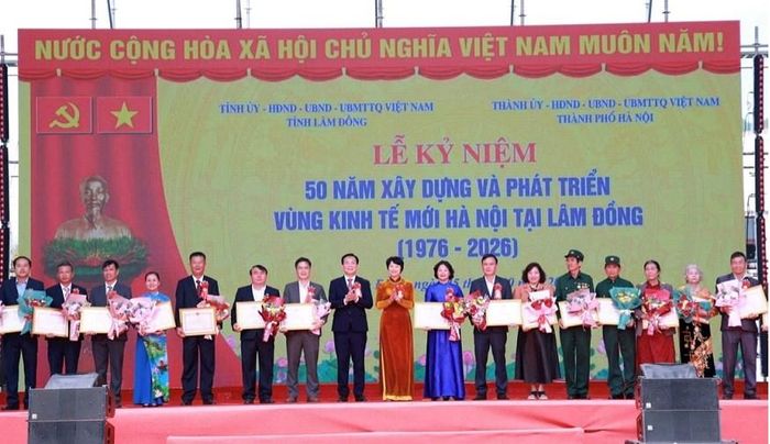 Trao biểu trưng hỗ trợ xây dựng nhà đại đoàn kết và trao Bằng khen cho các tập thể, cá nhân có thành tích xuất sắc trong xây dựng và phát triển vùng kinh tế mới Hà Nội tại Lâm Đồng