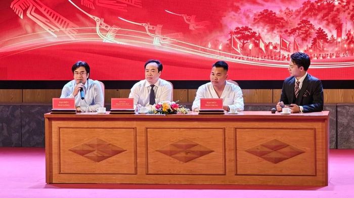 Đạo diễn Mai Long, ông Phạm Tiến Đạt, đạo diễn Trương Trung (từ trái qua phải) chia sẻ tại họp báo