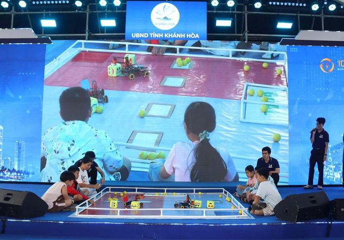 Các nhóm học sinh bước vào thi đấu robot ORC K2, đua xe Robotics