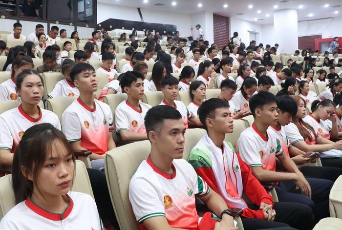 Các đại biểu và các vận động viên tham dự Lễ xuất quân
