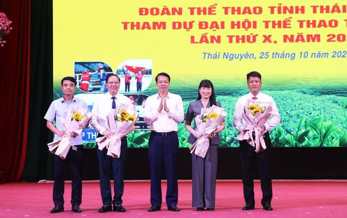 Phó Chủ tịch UBND tỉnh Thái Nguyên Dương Văn Lượng tặng hoa chúc mừng tại Lễ xuất quân