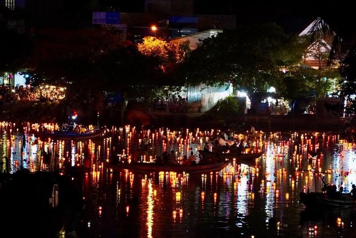 Lễ hội miếu Bà Ngũ Hành (Lễ hội hoa đăng) tại xã An Phú. Ảnh: Đôn Nguyễn