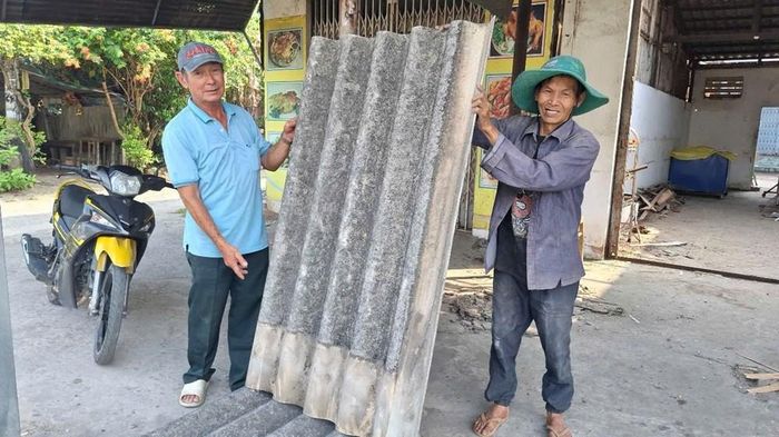 Người dân tháo dỡ nhà cửa để bàn giao mặt bằng phục vụ mở rộng Quốc lộ 91 ở TP. Cần Thơ