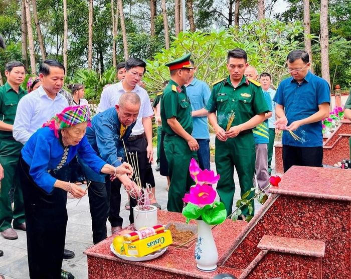 Các đại biểu cùng thân nhân gia đình đã đến Nghĩa trang Liệt sĩ xã Than Uyên dâng hương, tưởng niệm liệt sĩ Hà Văn Sinh