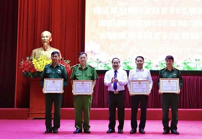 Phó Chủ tịch Thường trực UBND tỉnh Tống Thanh Hải trao Bằng khen cho các tập thể, cá nhân