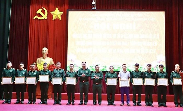 Bộ Chỉ huy Quân sự tỉnh Lai Châu trao Giấy khen cho các tập thể, cá nhân có thành tích xuất sắc trong công tác tìm kiếm, quy tập và xác định danh tính hài cốt liệt sĩ