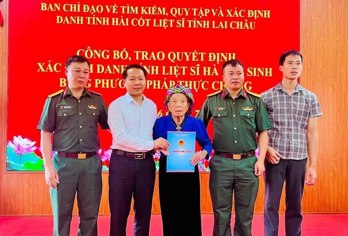 Lãnh đạo Sở Nội vụ tỉnh Lai Châu trao quyết định xác định danh tính liệt sĩ Hà Văn Sinh cho thân nhân của liệt sĩ bằng phương pháp thực chứng