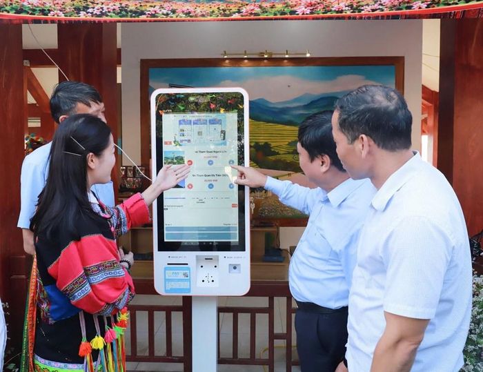 Máy bán vé tham quan tự động được đưa vào sử dụng tại điểm Cột cờ Quốc gia Lũng Cú, góp phần nâng cao chất lượng phục vụ du khách