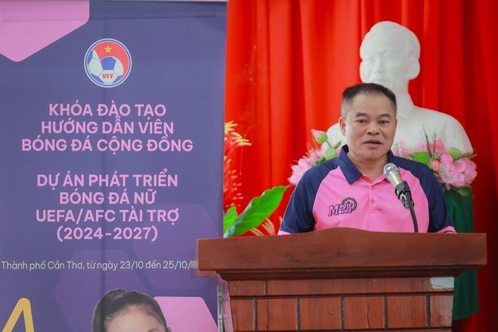 Đại diện LĐBĐ Việt Nam, ông Lưu Quang Điện Biên phát biểu tại lễ bế mạc khóa đào tạo hướng dẫn viên bóng đá cộng đồng Magic Moves 2026. Ảnh: VFF