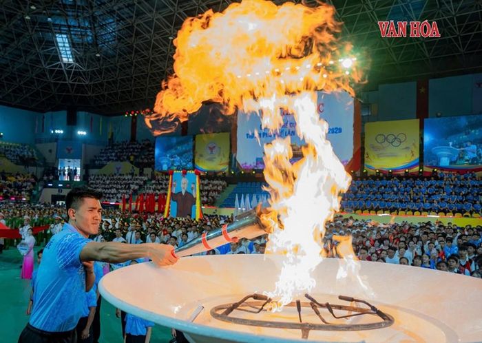 Vận động viên Lê Minh Thuận (đội tuyển Karate Việt Nam) thực hiện nghi thực thắp đuốc truyền thống tại Lễ khai mạc. Ảnh: Đ.Hoàng