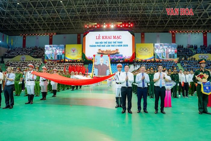 Các đại biểu và gần 5.000 người dự khai mạc. Ảnh: Đ.Hoàng