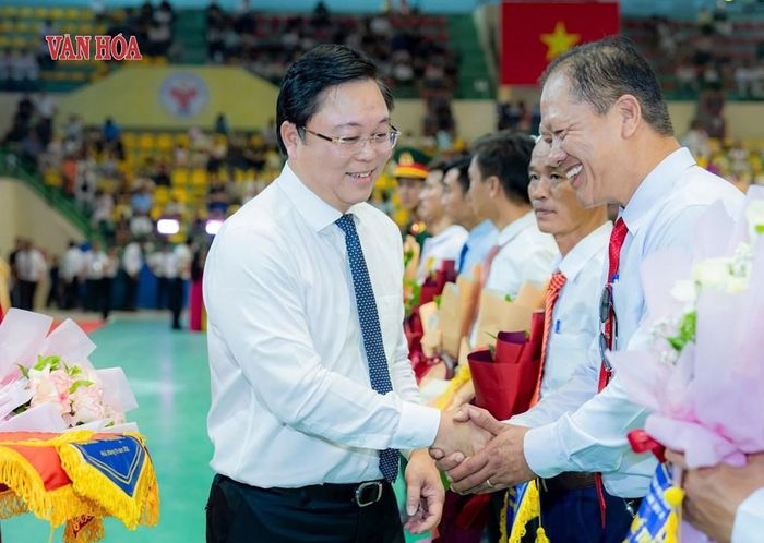 Chủ tịch UBND TP. Huế Lê Trí Thanh trao cờ lưu niệm và tặng hoa các đoàn tham dự đại hội. Ảnh: Đ.Hoàng