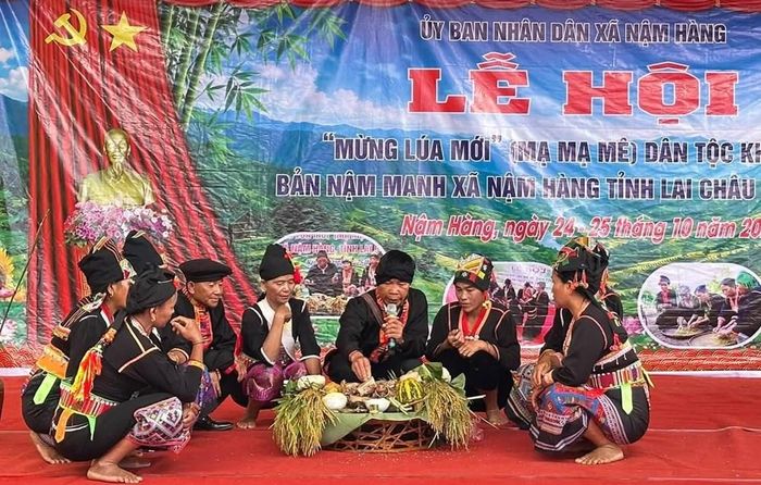 Lễ hội là dịp để ông bà, cha mẹ dạy bảo con cháu biết quý trọng sức lao động, giúp gia đình, dòng họ đoàn kết, gắn bó với nhau hơn