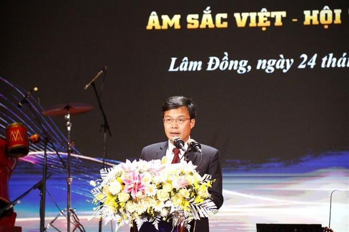 Ông Đinh Văn Tuấn, Phó Chủ tịch UBND tỉnh Lâm Đồng phát biểu khai mạc Cuộc thi Độc tấu và Hòa tấu nhạc cụ dân tộc toàn quốc – 2026. Ảnh: Nguyễn Thanh – TTXVN